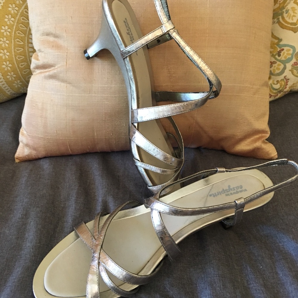 Easy Spirit Hot Girl Pewter Sandal. Size 10M